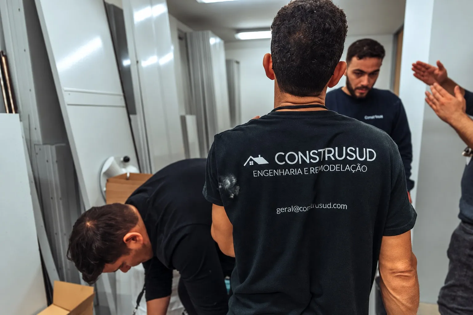 Colaborador da Construsud em obra, de costas, com t-shirt da empresa