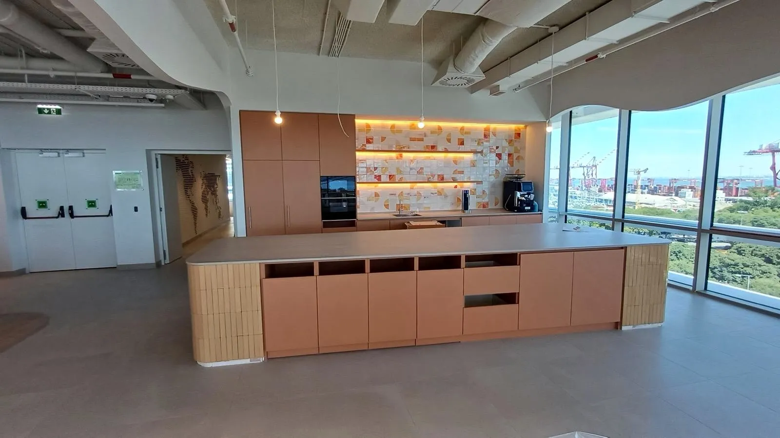 Copa e ilha de cozinha em painel lacado montadas pela SUDSTUDIO num escritório