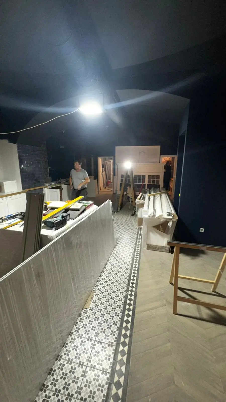 Estrutura do balcão a ser montada em obra, já sobre o pavimento assente