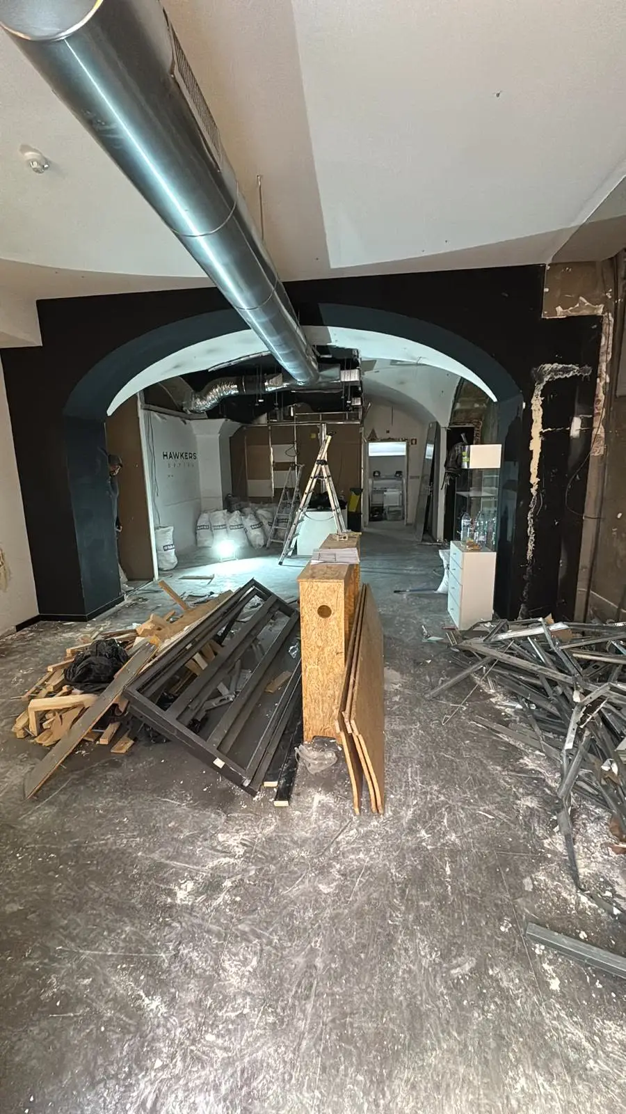 Arcos da loja a descoberto durante a obra, com a conduta de ventilação nova já instalada