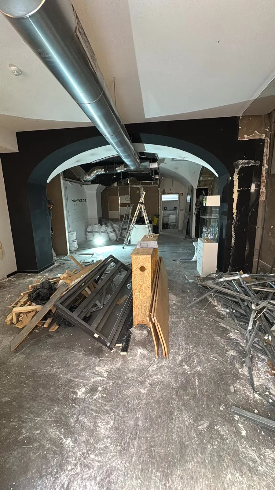 Arcos da loja a descoberto durante a obra, com a conduta de ventilação nova já instalada