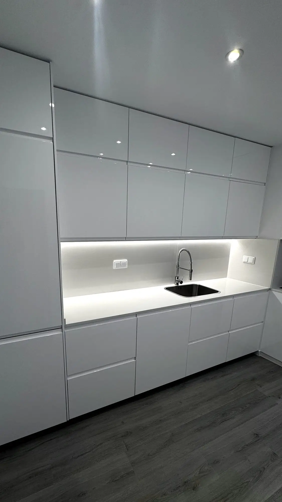 Cozinha lacada branca, feita por nós, com iluminação sob os armários e bancada em branco