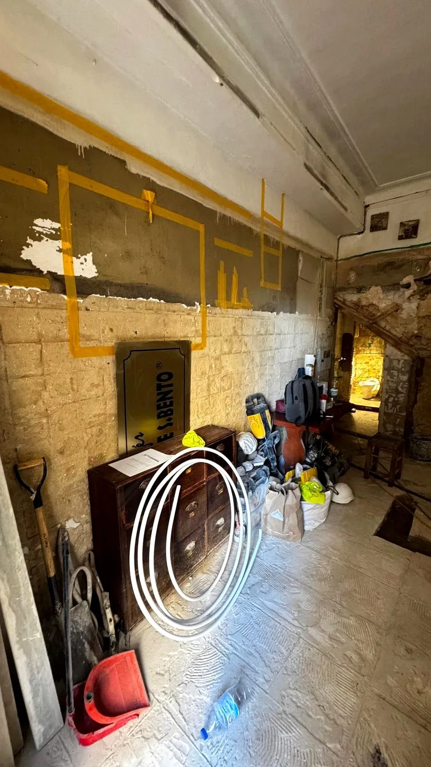 Marcação a giz na parede para orientar os trabalhos de acabamento