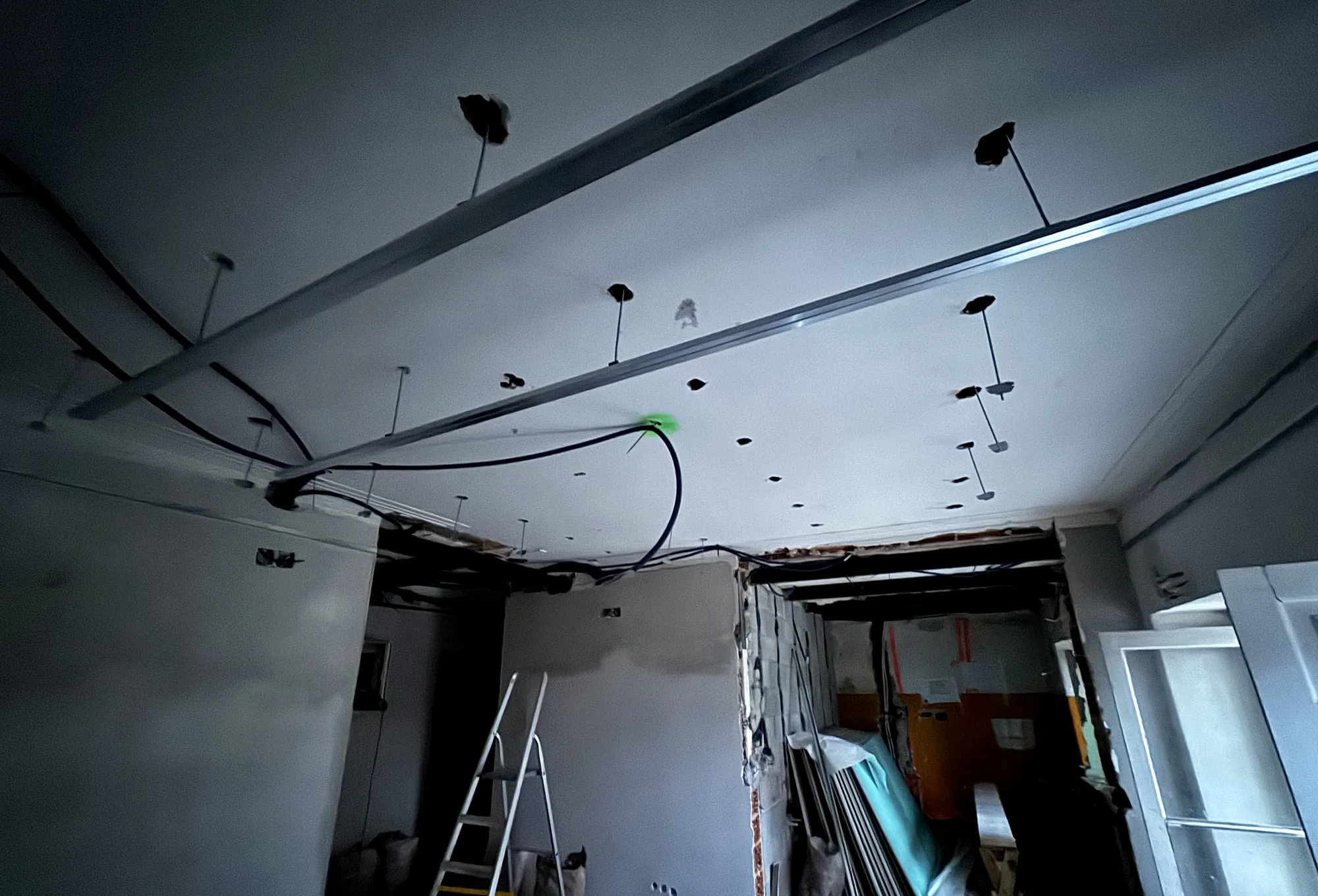 Instalação elétrica nova distribuída pelo teto durante a remodelação