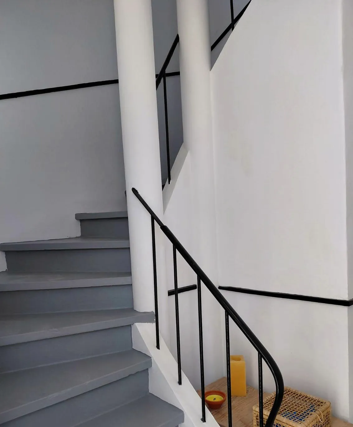 Escadaria comum do prédio nos Olivais depois da intervenção