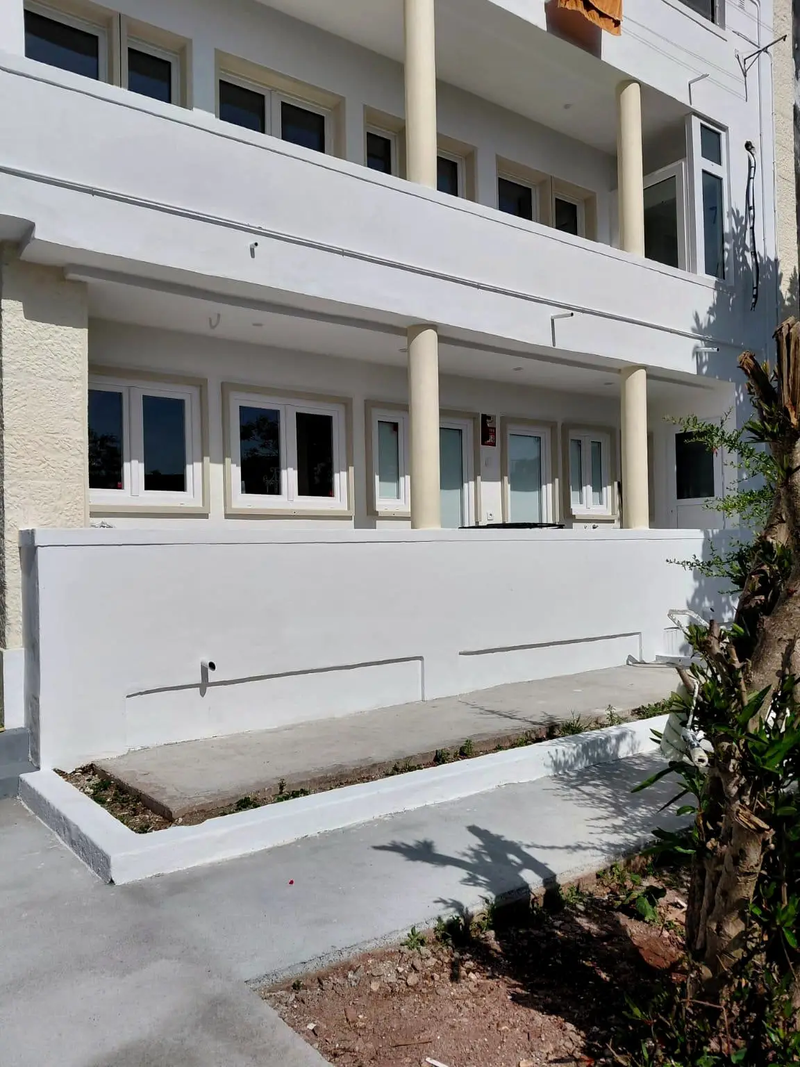 Fachada do prédio nos Olivais depois da recuperação das massas e da pintura