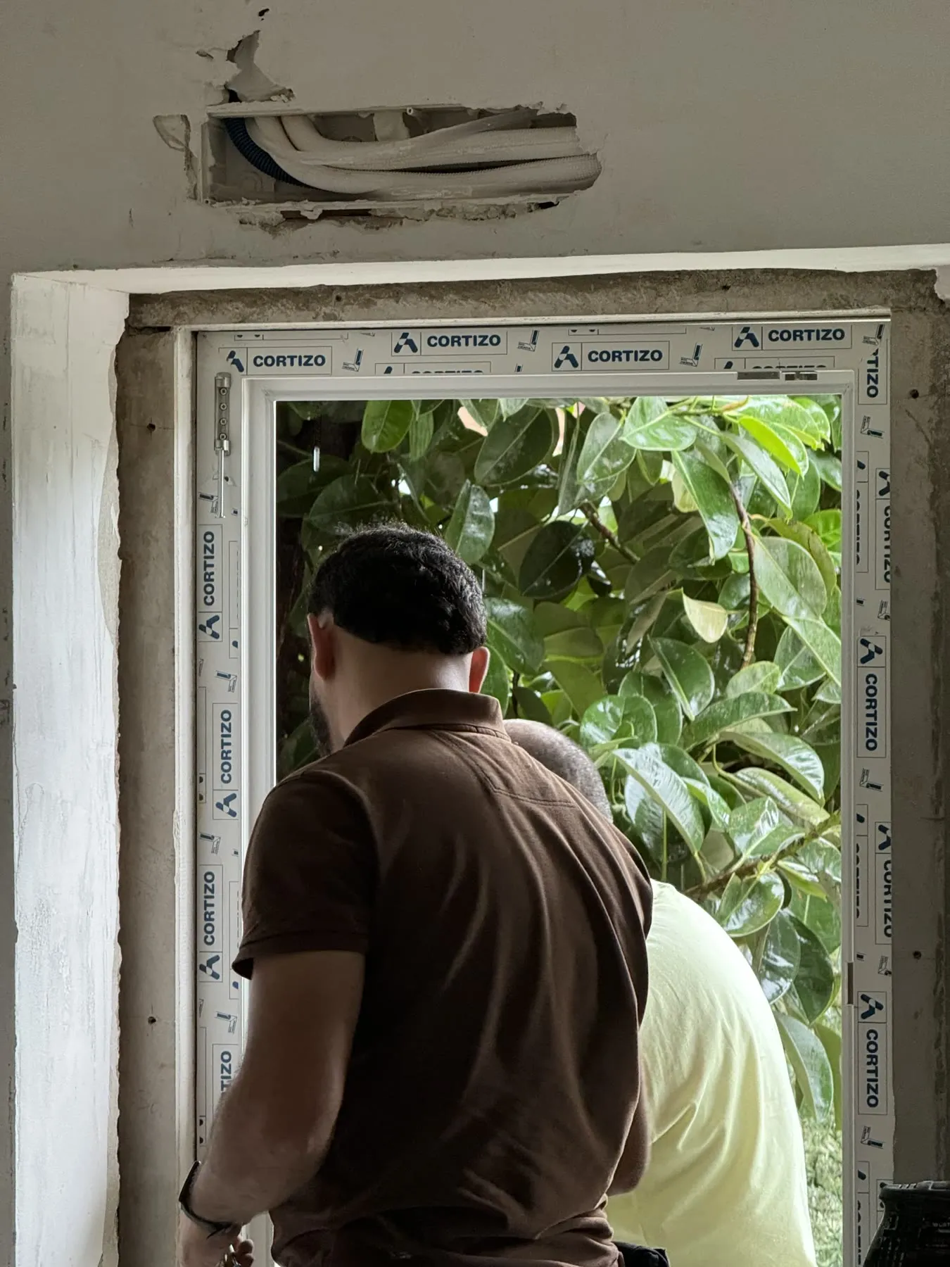 Equipa da Construsud a montar uma das janelas novas
