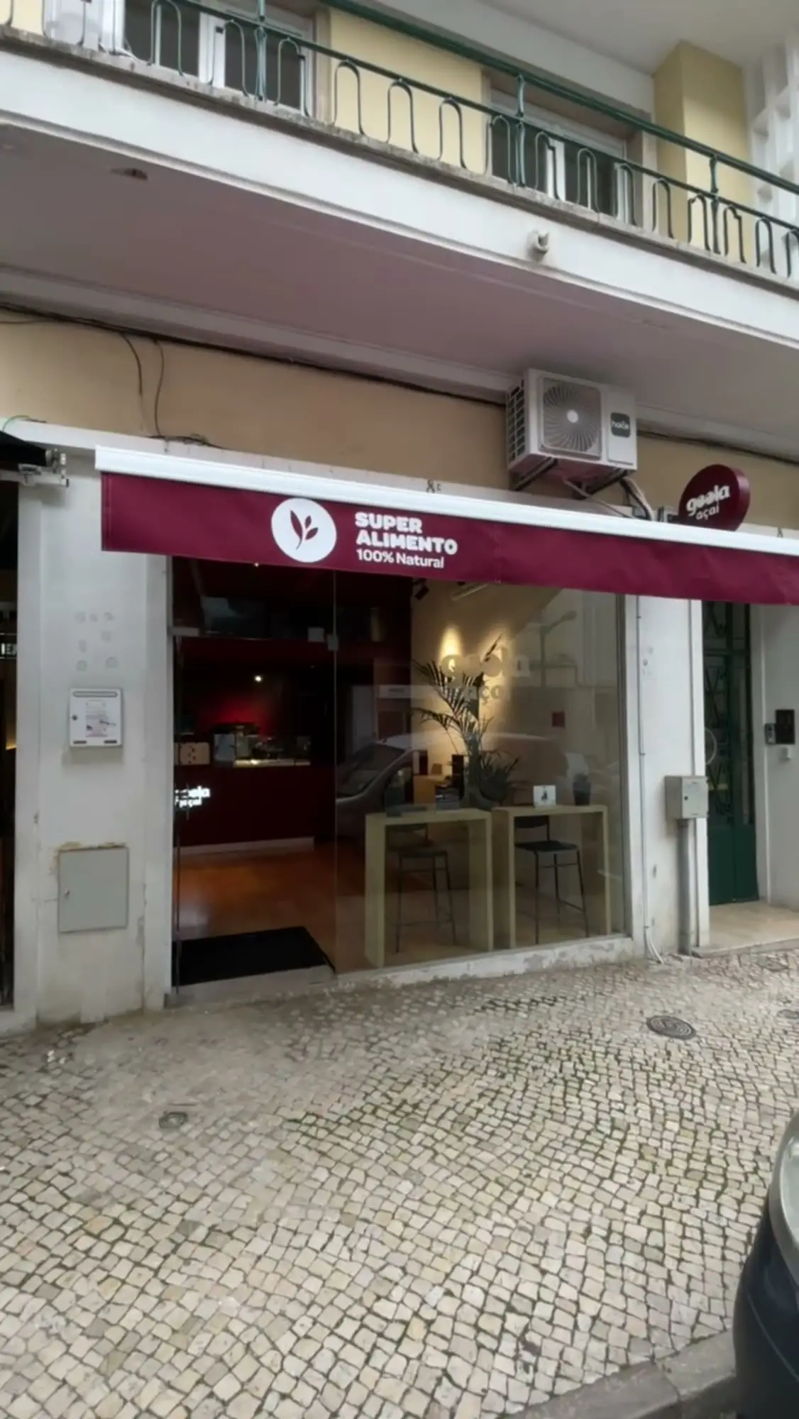 O espaço antes da obra visto da rua, com o toldo e a insígnia da loja anterior
