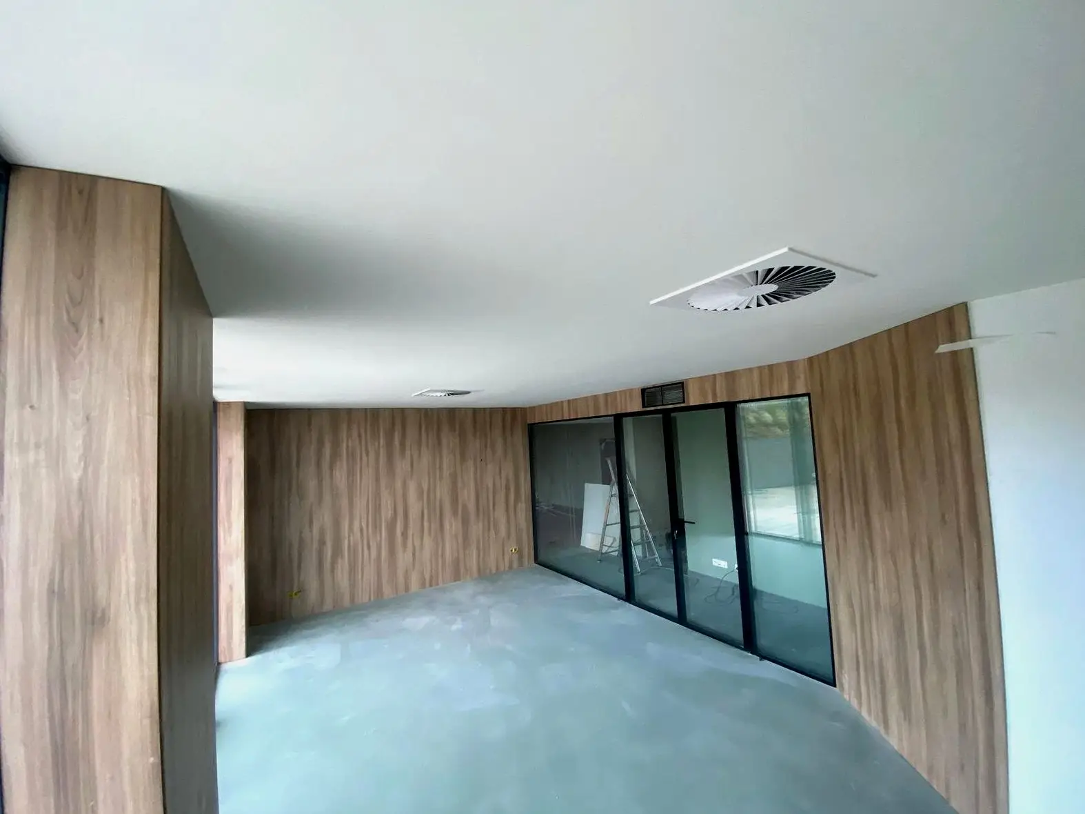 Zona de trabalho do ginásio com os acabamentos finais aplicados