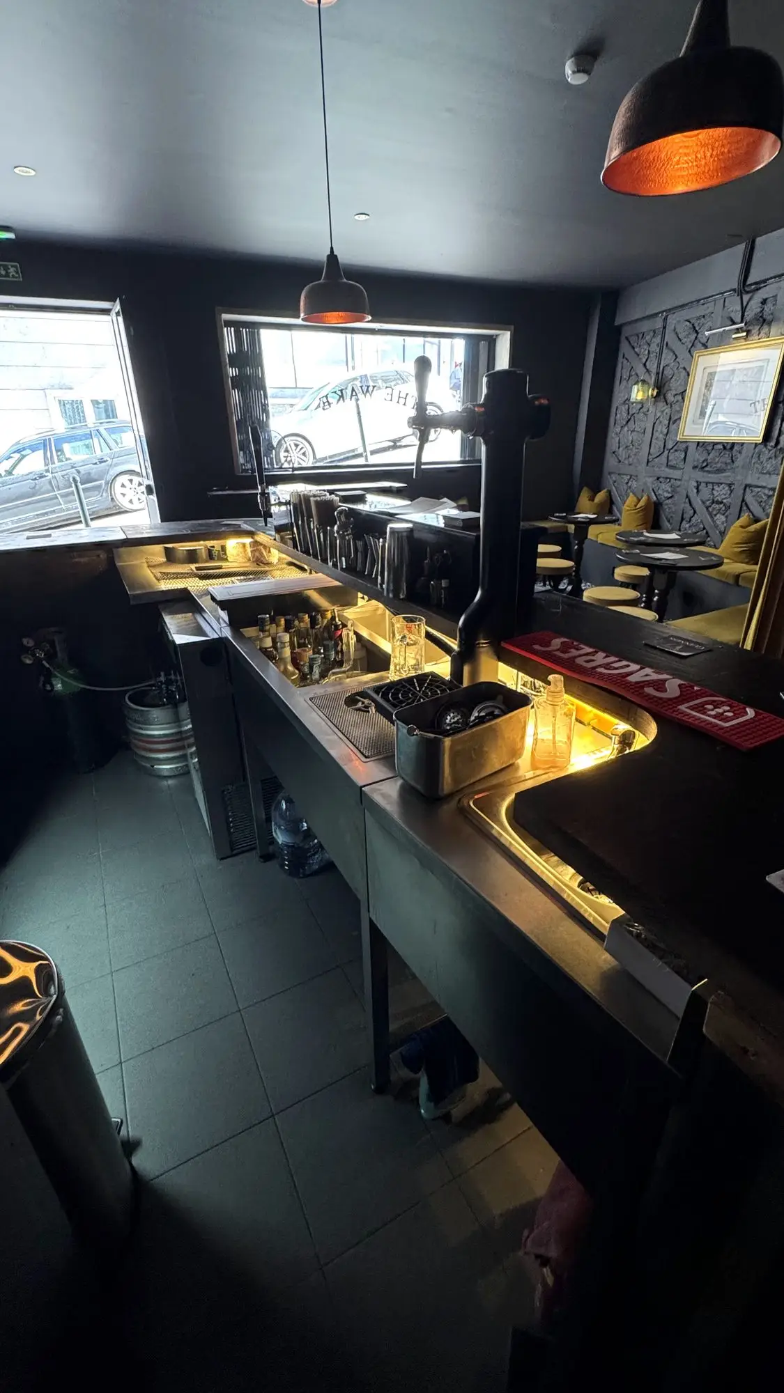 Bancada e equipamento em inox na zona de preparação