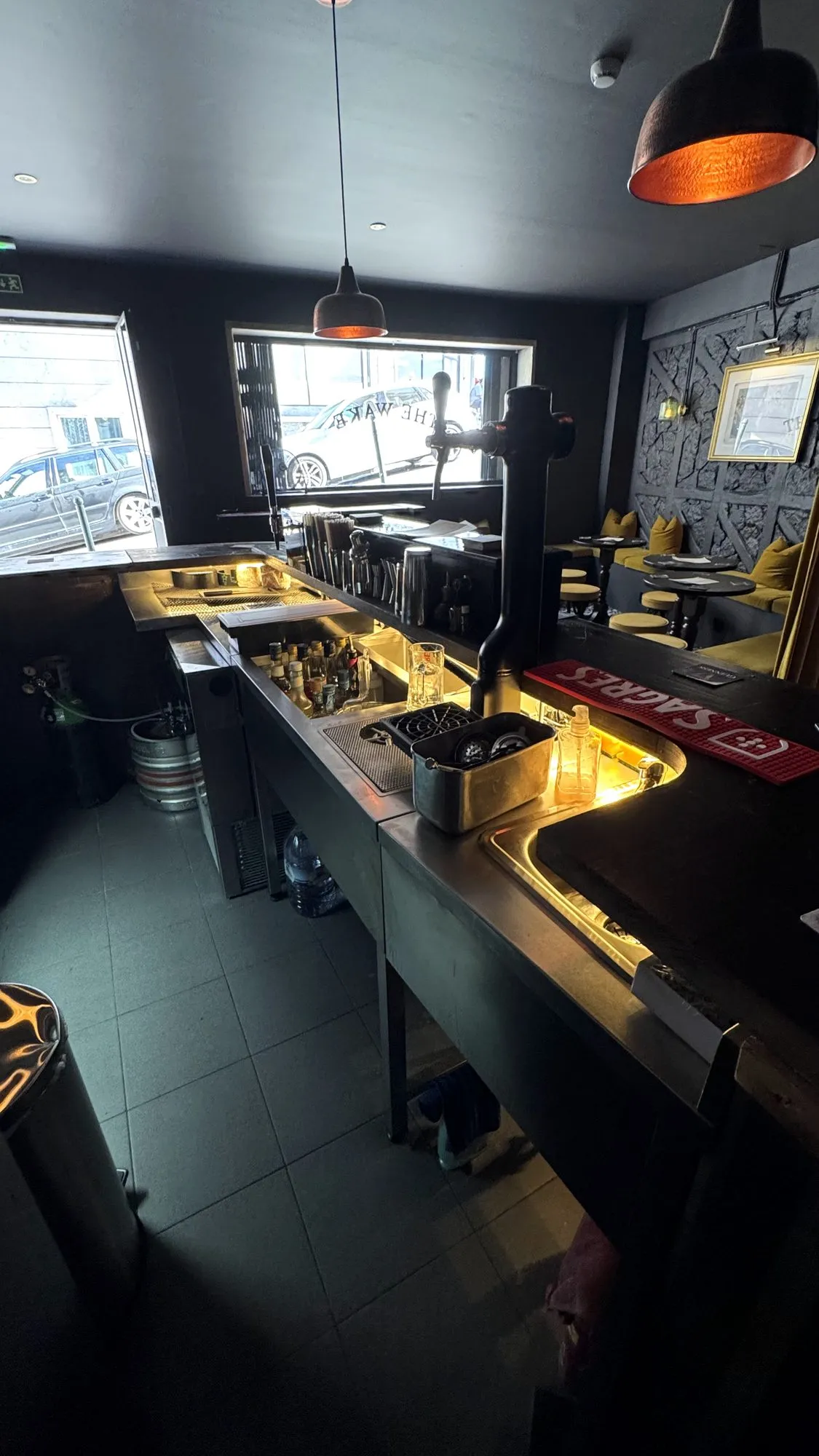 Bancada e equipamento em inox na zona de preparação