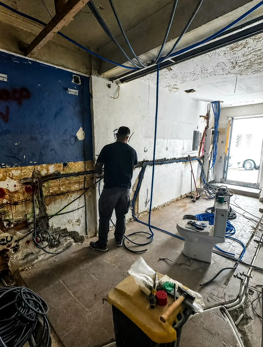 Interior em fase de demolição e preparação