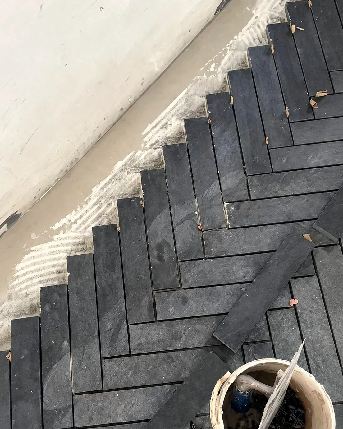 Aplicação do pavimento em espinha, em fase de obra