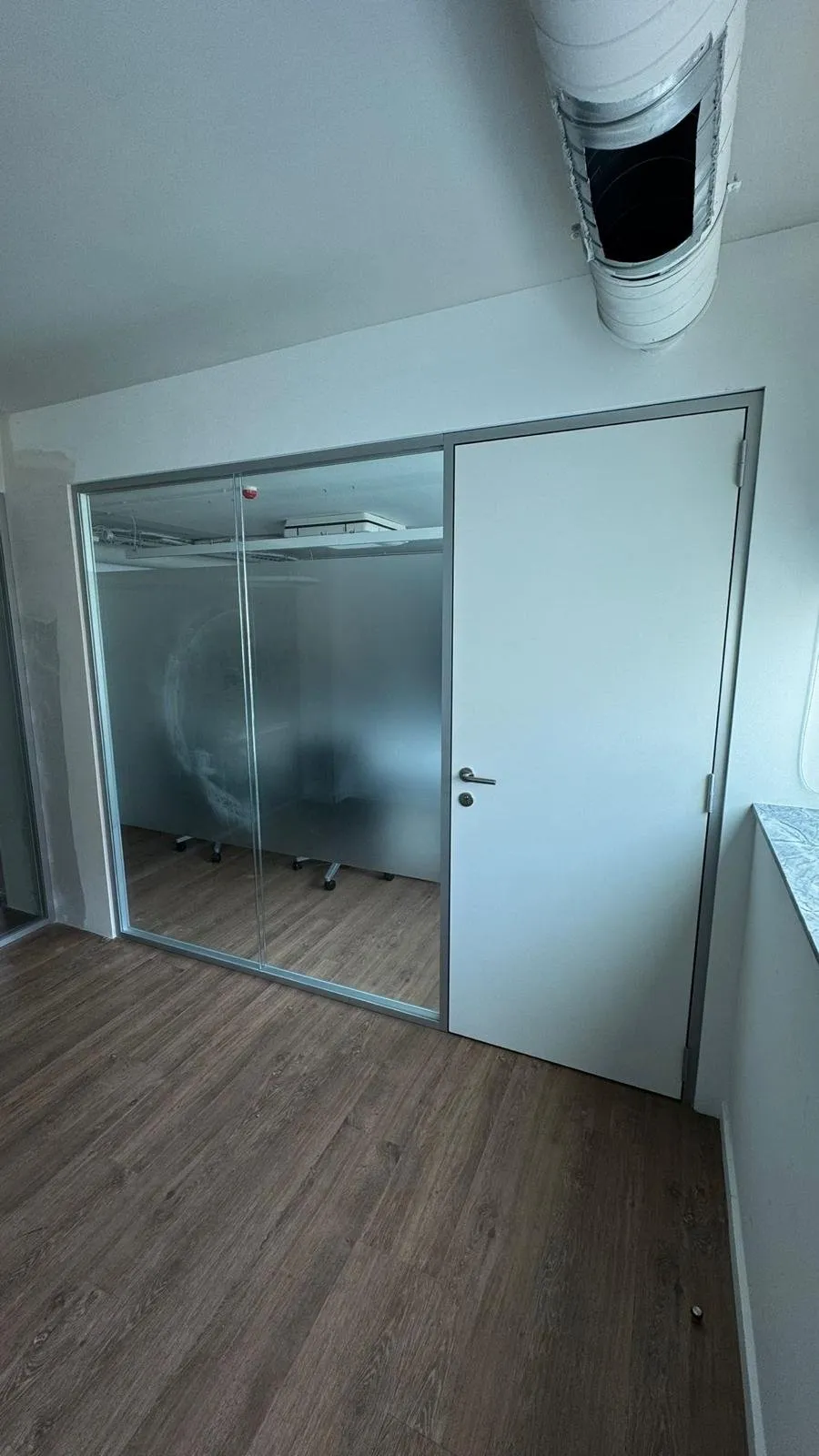 Gabinete envidraçado com porta lacada, montado pela SUDSTUDIO